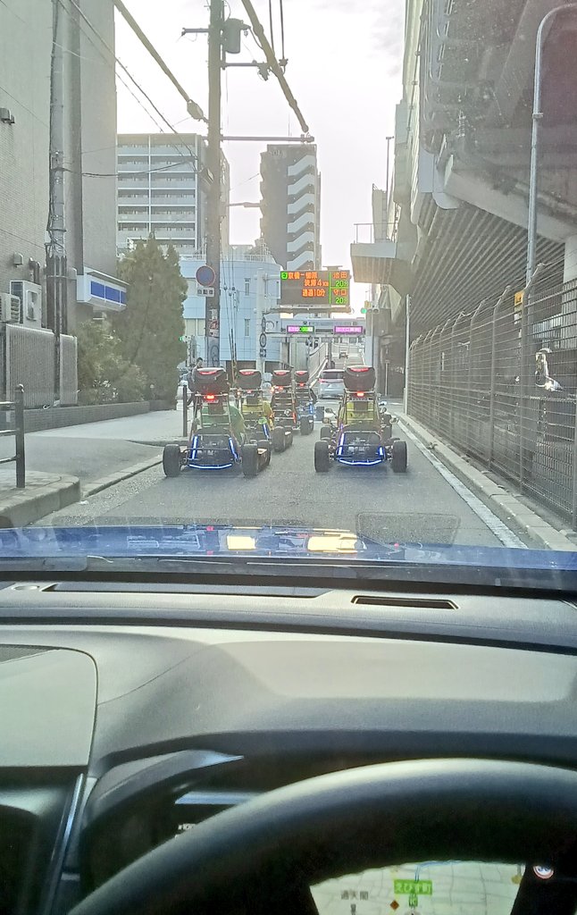 帰途にて
F1のスターティンググリッドかよ…