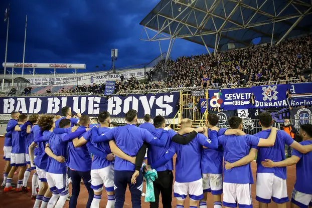 Danas se igra najveći derbi hrvatskog nogometa. Iako se mnogi neće složiti sa mnom jer već godinama derbi ništa ne odlučuje ipak je to dio tradicije, kako nama tako i Dalmošima a tradiciju treba održavati.
'Hladan tuš na Poljudu' je najljepša 'melodija' za svakog Dinamovca. 
💙