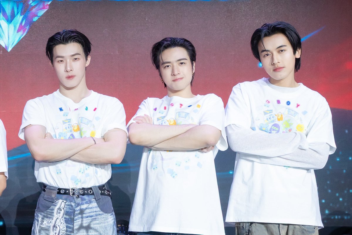 น่าร้ากอะ จั๊นบรีฟให้คนที่เหลือทำท่าแอ็ค ๆ ดูเต้อทำจิ เหมือนพวกเด็กห้องกิฟต์ลงแข่งโครงการ 555555555555555