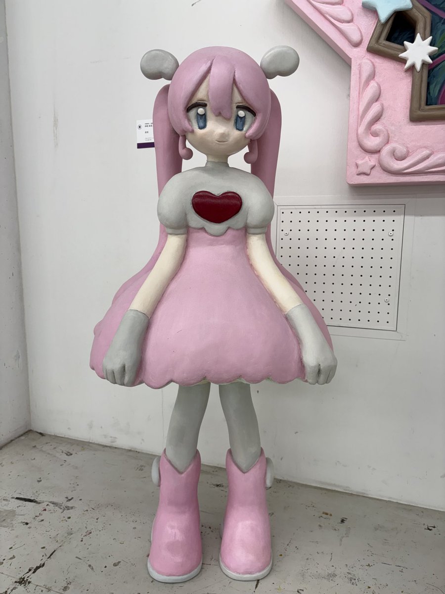 女子美術大学
2025年度 芸術学部・短期大学部　
卒業制作展／修了制作展
神尾美里さん
魔法少女が好きだという気持ちをずっと貫いて制作してきました。本作は、その想いに私なりの区切りをつけるための作品です。