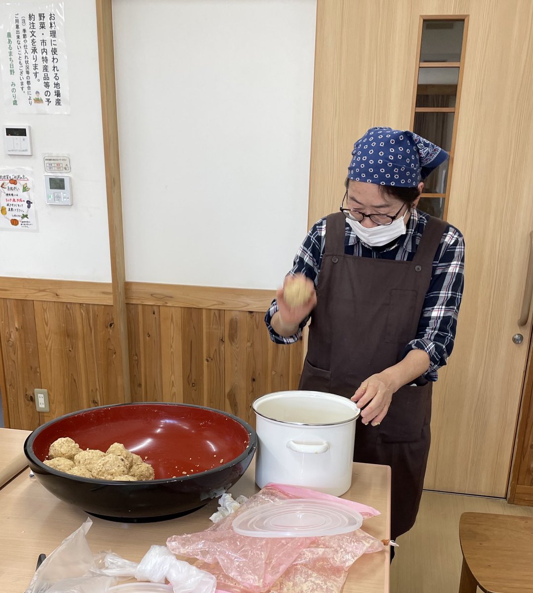 7tsuzuka_farms's tweet photo. 味噌仕込み

農の学校の卒業生が集まって味噌仕込み。長野県産の大豆を柔らかく煮て潰して麹、塩、種味噌と合わせよく混ぜ、味噌玉作って容器に投入。自分で仕込んだ味噌はやっぱり特別の味。おしゃべり弾んで潰すのもあっという間。
美味しいお味噌になーれ🤗 https://t.co/GoK00DyOqG