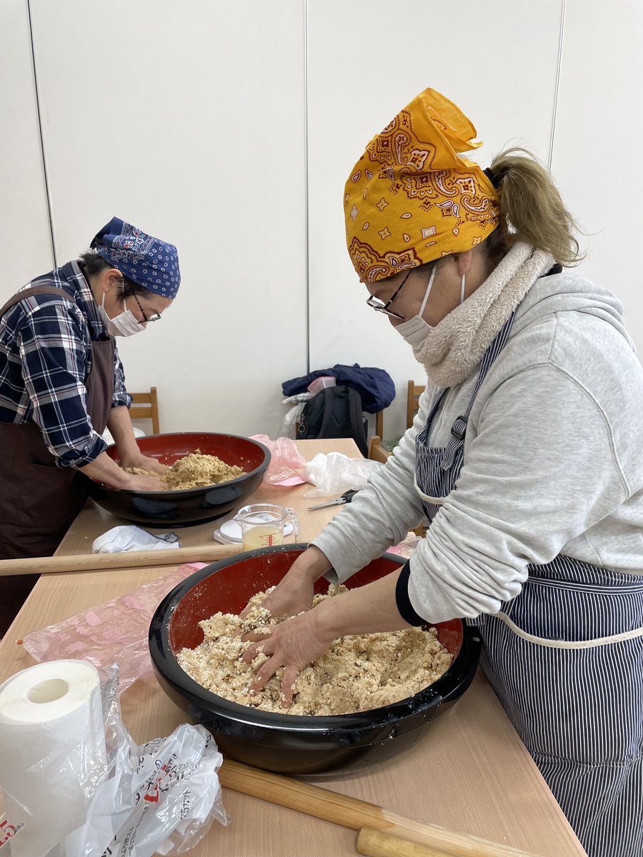 7tsuzuka_farms's tweet photo. 味噌仕込み

農の学校の卒業生が集まって味噌仕込み。長野県産の大豆を柔らかく煮て潰して麹、塩、種味噌と合わせよく混ぜ、味噌玉作って容器に投入。自分で仕込んだ味噌はやっぱり特別の味。おしゃべり弾んで潰すのもあっという間。
美味しいお味噌になーれ🤗 https://t.co/GoK00DyOqG