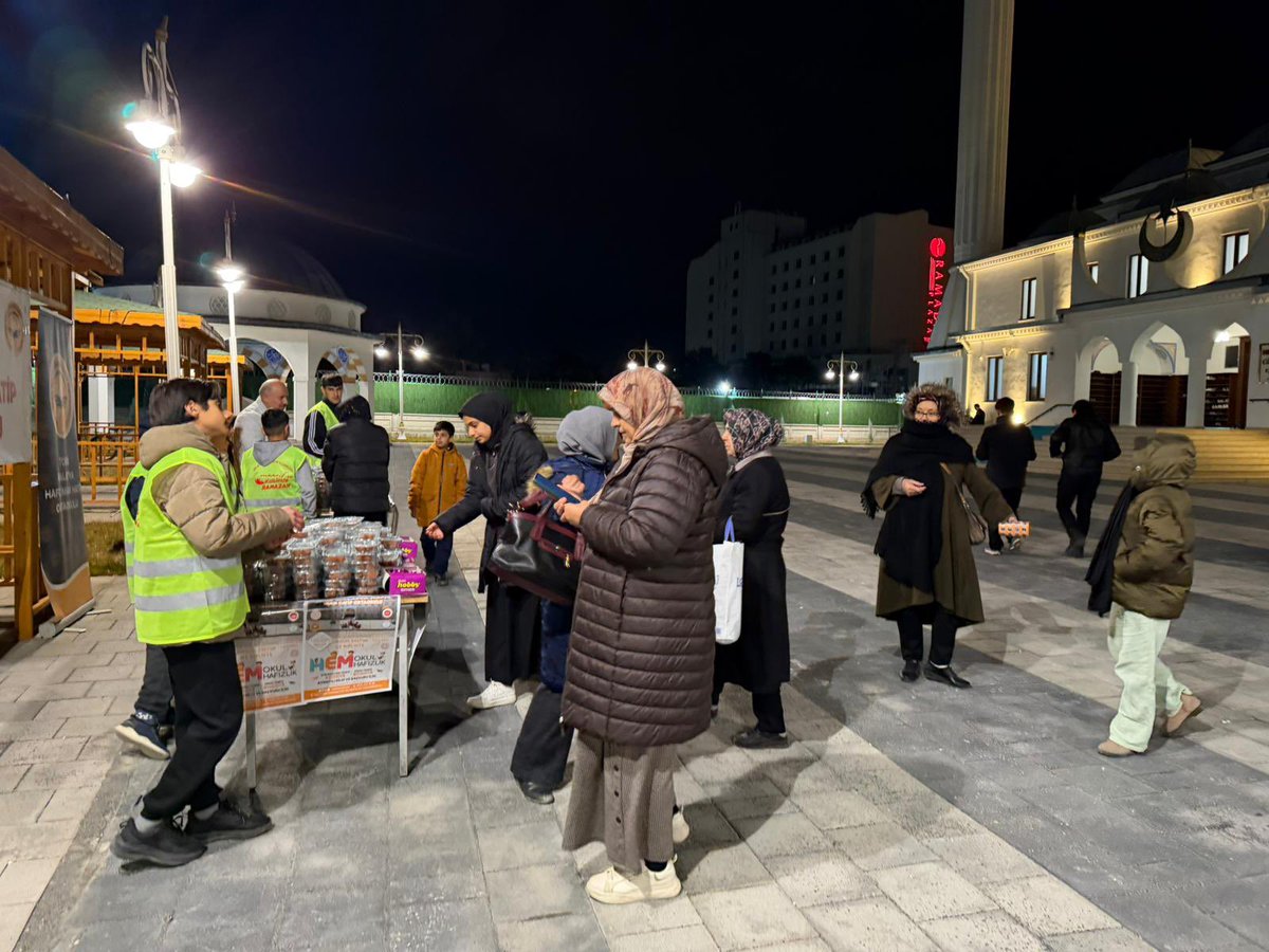 🌙 Maarifin Kalbinde Ramazan: Teravih Buluşması 🕌
​Müdürlüğümüz koordinesinde Malatya İmam Hatip Okullarımız tarafından düzenlenen “Teravih Buluşması”, Mehmet Göçmez Camii’nde yüksek bir katılımla gerçekleştirildi.
​İl Millî Eğitim Müdürümüz Sayın Behçet Bakır, İl Müftümüz Sayın