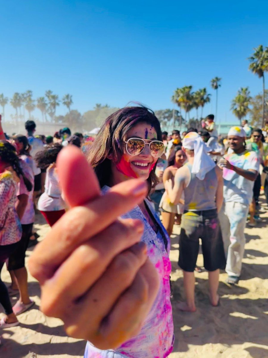 iampoojabatra's tweet photo. Holi in Cali #holiandthebeach #Redondo #Beach #Getcolorful https://t.co/M5zBh8ingJ
