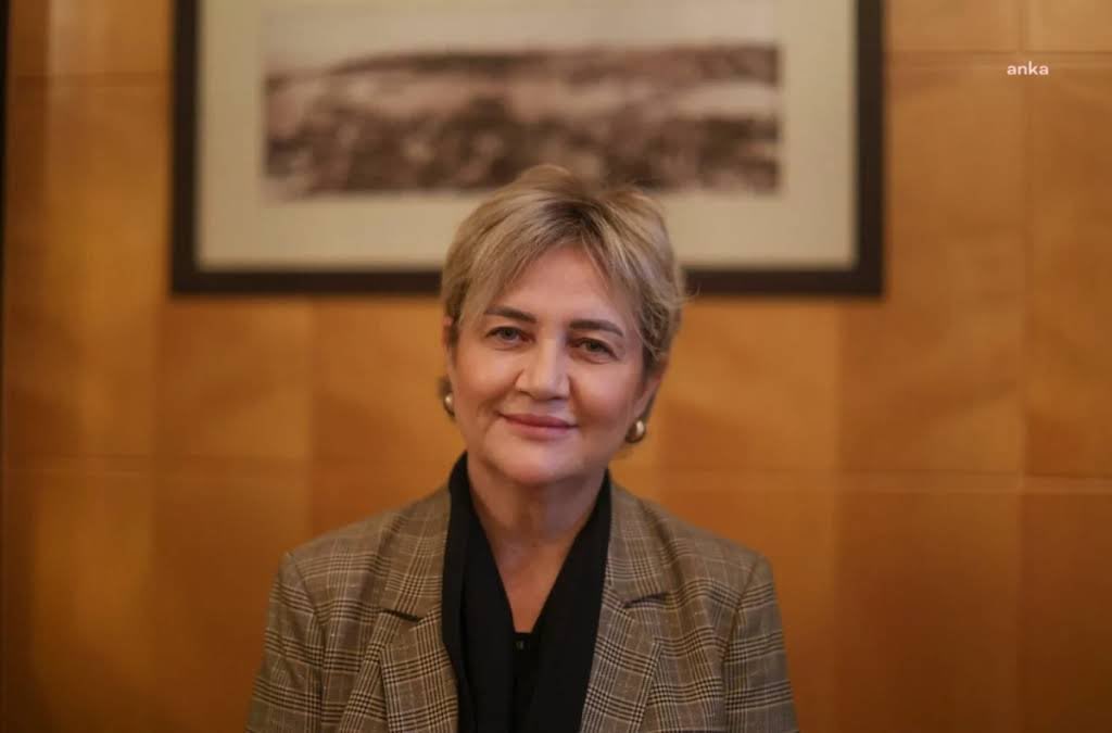 Siyasilerin samimiyetsiz #8Mart mesajları ekranlarımıza düşerken; size kağıt üzerinde değil, demir parmaklıklar ardında yazılan gerçek bir kadın hikayesi anlatmak istiyorum.

Müvekkilimiz İpek Elif Atayman’ın hikayesi...
#İpekElifAtayman #8MartDünyaKadınlarGünü