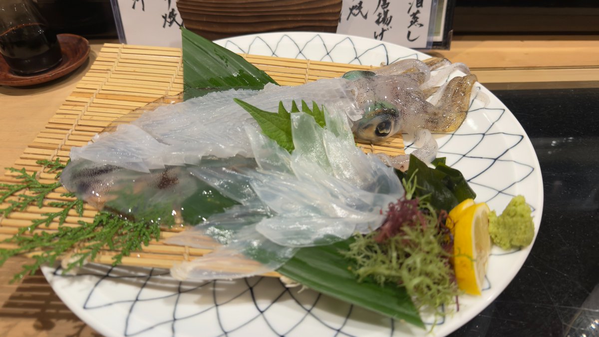 Dia49glaive's tweet photo. つまみは、やっこと烏賊刺しとイカ焼売を頂く。

烏賊刺しキター！なんだこの透明感。もはやところてん並み＊*食感もぷりぷりだし、最高か！流石、本場の旬のイカ。旨すぎる★

#酒ネタD
#佐賀県　#唐津市　#呼子
#旬風
#透明なものを写真で取るのは難しい…現物はもっと透明だった。 https://t.co/qOB1YkjwLx