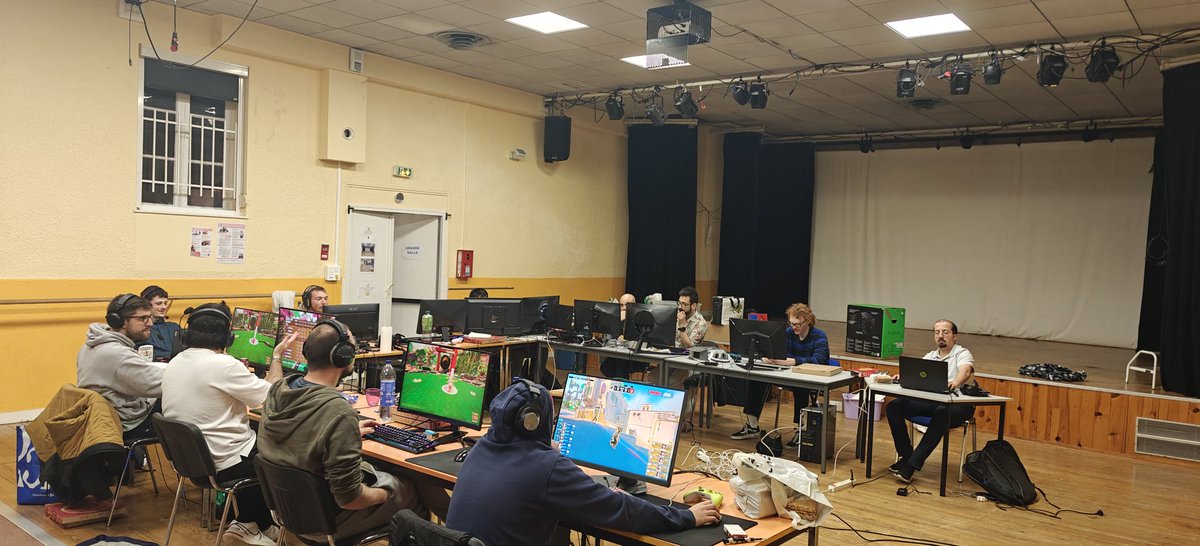 Association_AGC's tweet photo. La LAN de mars est désormais terminée, mais elle laisse derrière elle de bons jeux, du beau monde, une super ambiance et beaucoup de rires ! 😁

On se retrouve le mois prochain pour la LAN d'Avril ! 
Restez connectés ! 😉 https://t.co/IQLqaVuCYr