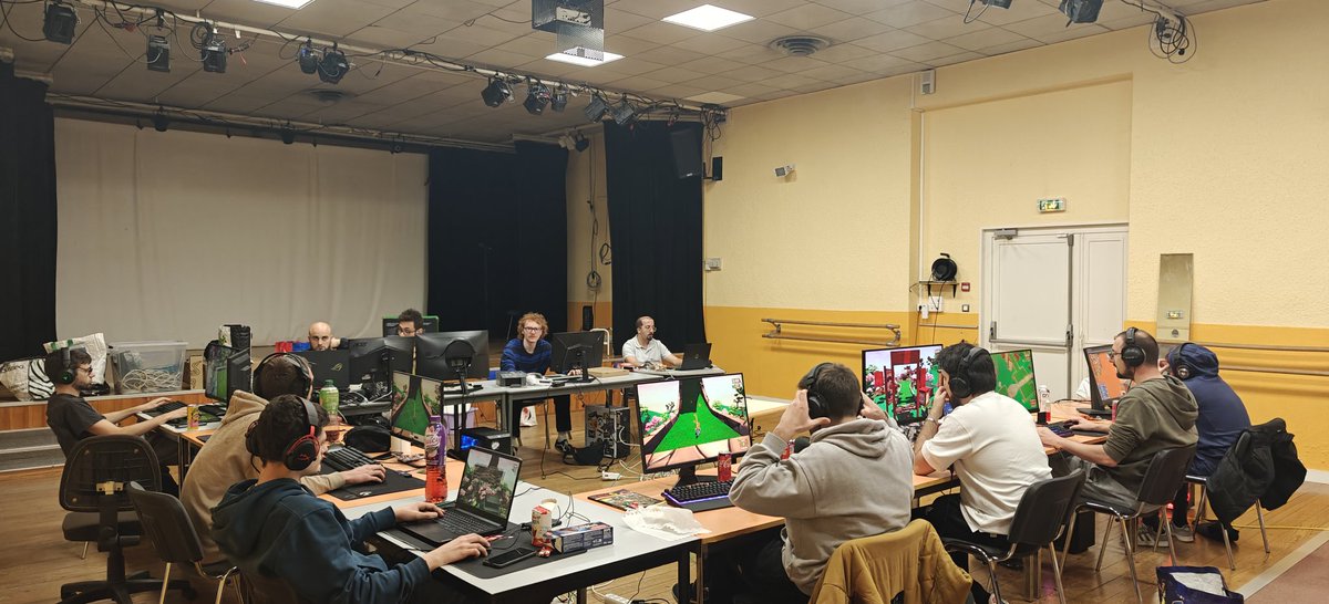Association_AGC's tweet photo. La LAN de mars est désormais terminée, mais elle laisse derrière elle de bons jeux, du beau monde, une super ambiance et beaucoup de rires ! 😁

On se retrouve le mois prochain pour la LAN d'Avril ! 
Restez connectés ! 😉 https://t.co/IQLqaVuCYr