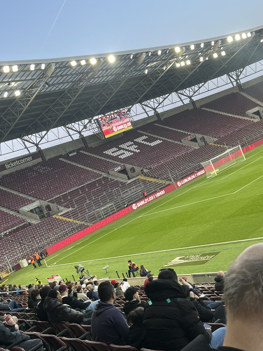 Jumalinagain's tweet photo. Viime viikon soihtuvideo #GeneveFC-Sion ottelusta herätti innostusta. Eilisessä matsissa vs.#ZurichFC tuli sitten totuus: fanikatsomo kiinni, turvatason nosto ja #sakot #fanit #soihdut #turvallisuus https://t.co/AjtE1AOrwx