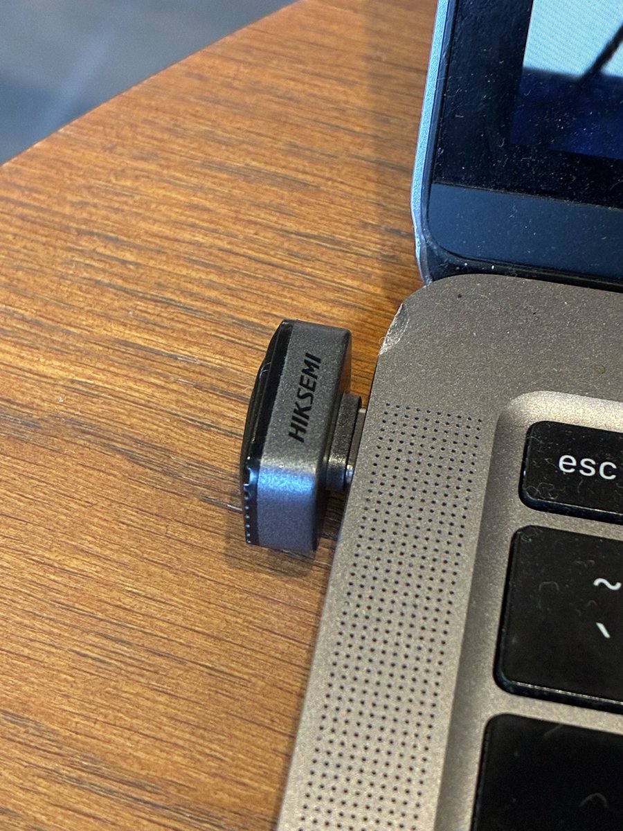 mosingo's tweet photo. 今のバックアップ
こんな外部ストレージ。
HDDでいいのかな？
すごい👍
バリっとよかばい。
とりま
256GB買ってみた。 https://t.co/jgBzgm5Vfq