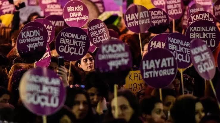 8 Mart, eşitsizliğe, sömürüye, güvencesiz çalışmaya karşı boyun eğmeyen, mücadele eden kadınların direnişiyle doğdu ve büyüdü. Yaşamın her alanında üreten, cesaretiyle ve emeğiyle dayanışmayı büyüten kadınların onurlu ve adil yaşam mücadelesine selam olsun!