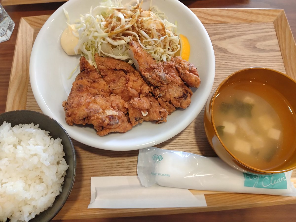 岡谷イルフプラザ4F
ごはん屋おおべえ
行きました😋

今回は山賊焼き定食をチョイス。
ごはんが進みます🍚🍚

他の和洋中メニューも美味しそう。
店主が一人できり盛りしてるの凄いな😊