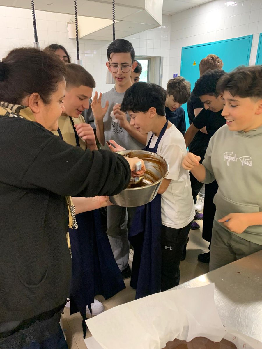 CollegeVento's tweet photo. Atelier "Maths &amp; English" en cuisine ! Nos élèves ont troqué leurs cahiers contre des tabliers pour cuisiner un gâteau au chocolat. Une leçon vivante où la rigueur mathématique rencontre la pratique linguistique. @AcademieNice @MathsAcNice https://t.co/7wQYA2wJ0U