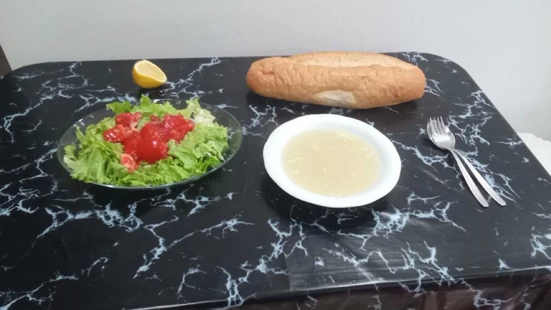 İki kızını emekli maaşıyla üniversitede okutmaya çalışan 56 yaşındaki Mustafa Keskin'in iftar menüsü: