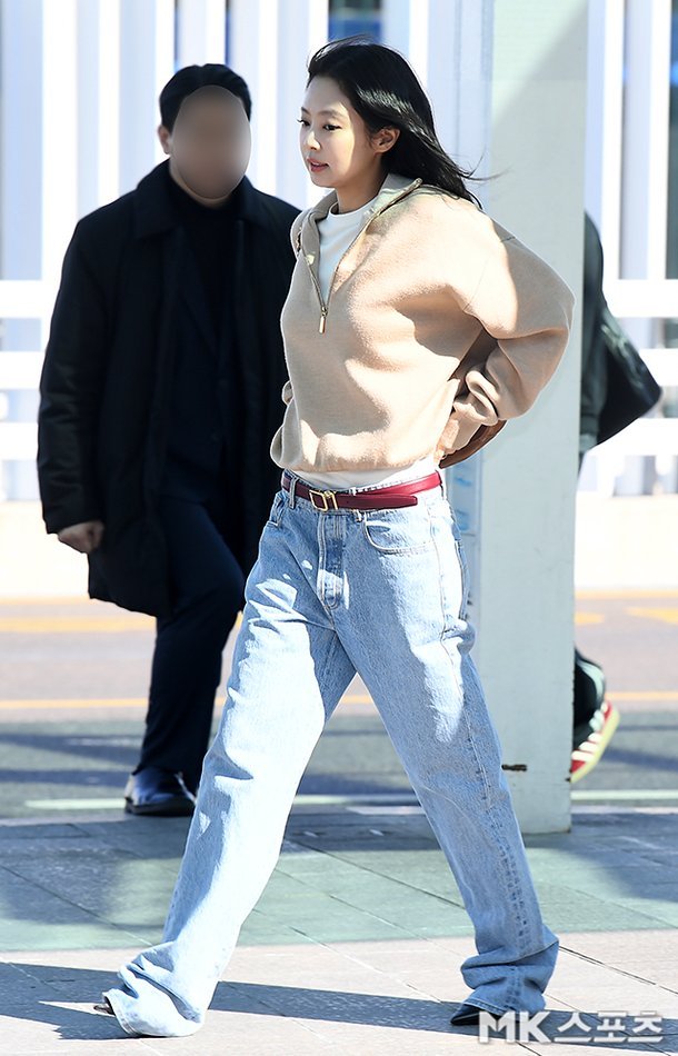 Kpopviewww's tweet photo. Penampilan effortless dengan makeup natural dan senyum ramahnya membuat bandara terasa seperti runway mini, memperkuat statusnya sebagai ikon fashion global Chanel. https://t.co/roNsQnNXSU