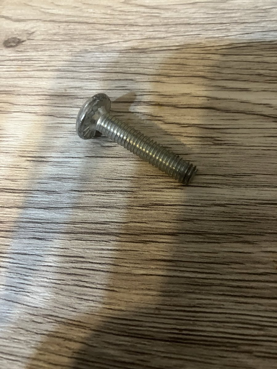 新しいゲーミングチェア組み立ててたら予備の他にネジ出てきたんだけどもしかしてまずいかこれ