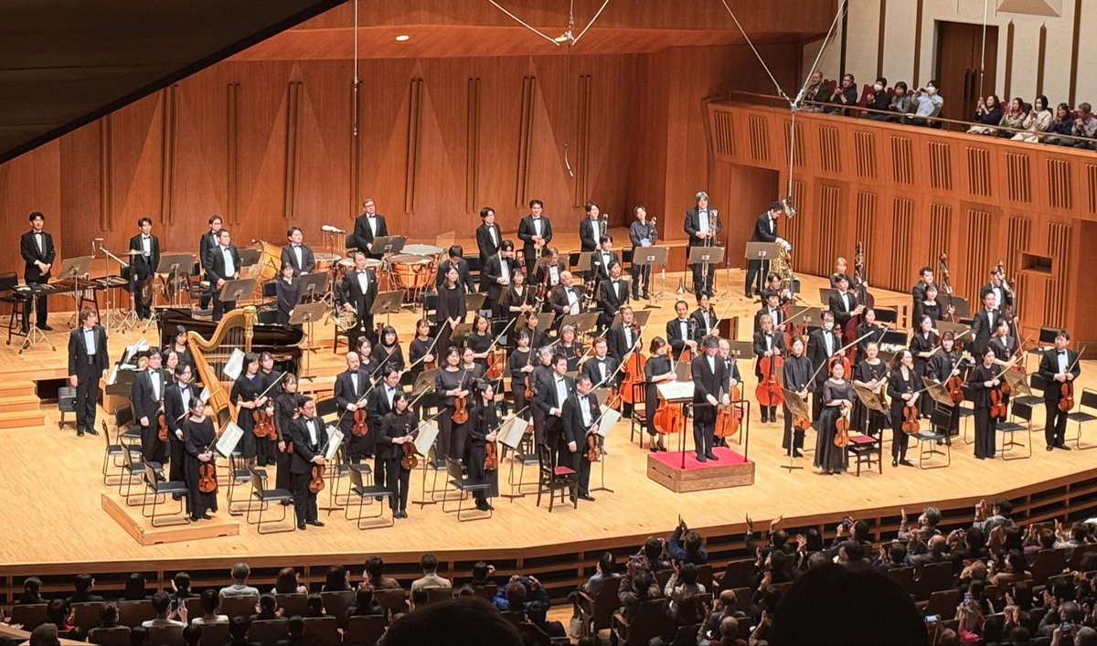 Japanphil's tweet photo. 芸劇シリーズにご来場いただいた皆様ありがとうございました。
ソリスト信末碩才のアンコールは森亮平作曲「Nach Richard」〜リヒャルトの後に〜でした！カーチュン・ウォンマエストロ、信末、コンマス田野倉とパチリ。
マエストロとは、次はいよいよ70周年開幕の第九（マーラー編曲版）です🌸 https://t.co/FZc43aZqQ0