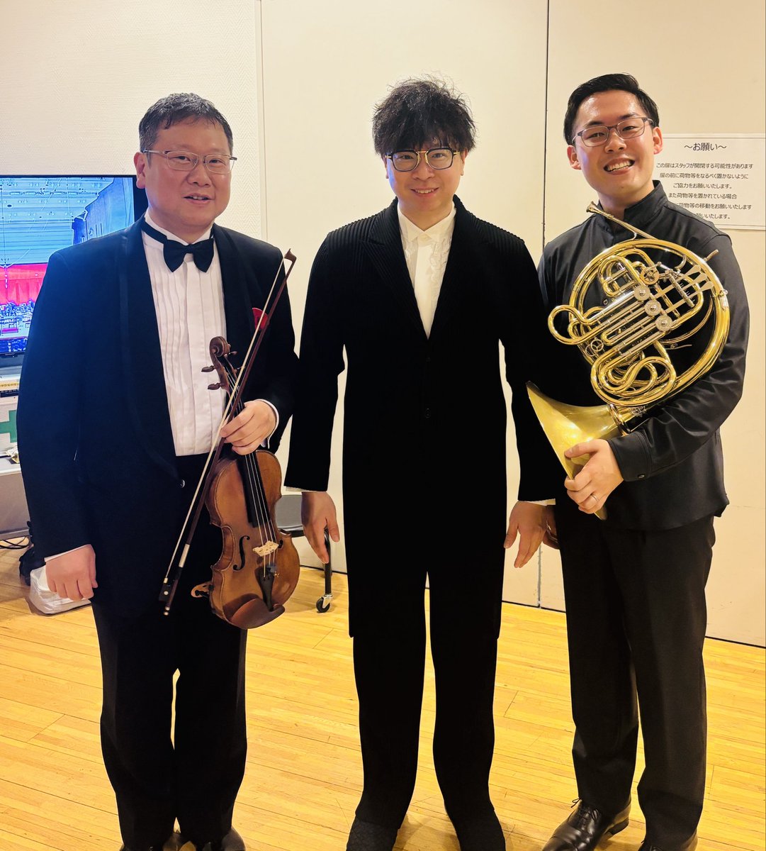 Japanphil's tweet photo. 芸劇シリーズにご来場いただいた皆様ありがとうございました。
ソリスト信末碩才のアンコールは森亮平作曲「Nach Richard」〜リヒャルトの後に〜でした！カーチュン・ウォンマエストロ、信末、コンマス田野倉とパチリ。
マエストロとは、次はいよいよ70周年開幕の第九（マーラー編曲版）です🌸 https://t.co/FZc43aZqQ0
