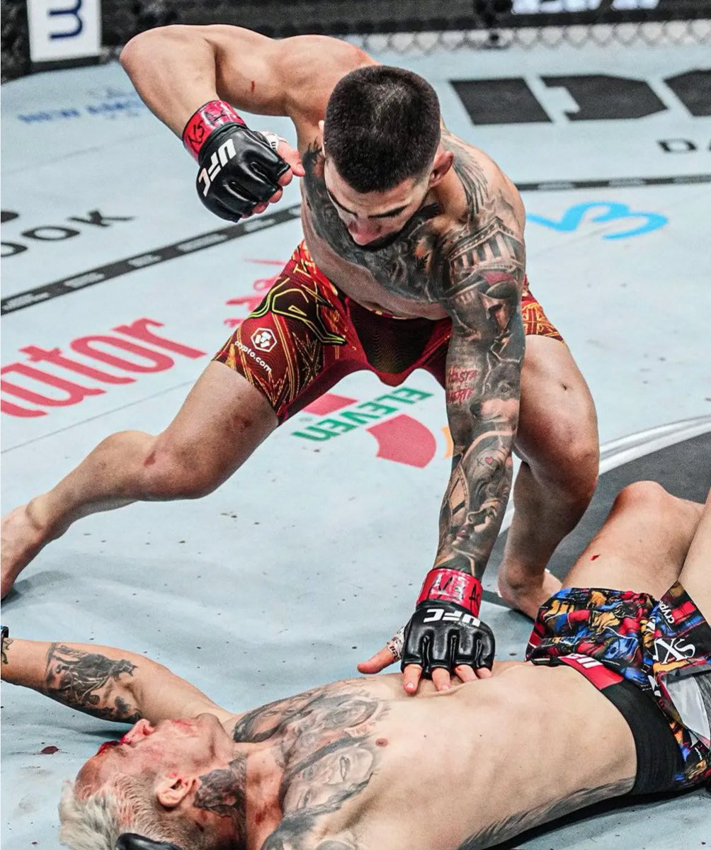 Tras el Holloway-Oliveira de hoy recalcar que Ilia:
- Fue el primero en hacer “huir” a Max del centro del octagono y noquearlo
- Noqueó a Charles a los 2 minutos 

No es de este mundo 🌹🇬🇪🇪🇸