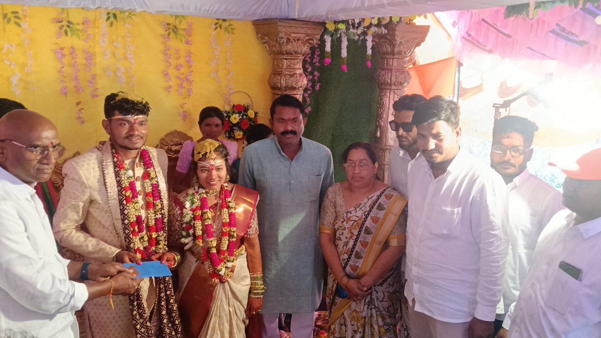 సిర్పూర్ మండలంలోని పెద్దబండ (ఆరెగూడ) గ్రామంలో బీఆర్ఎస్ పార్టీ నాయకులు తిరుపతి గారి కుమార్తె వివాహ వేడుక ఘనంగా జరిగింది. ఈ వివాహ కార్యక్రమానికి బీఆర్ఎస్ పార్టీ రాష్ట్ర ప్రధాన కార్యదర్శి డాక్టర్ ఆర్.ఎస్. ప్రవీణ్ కుమార్ సార్ గారు ముఖ్య అతిథిగా హాజరై నూతన వధూవరులను ఆశీర్వదించారు.