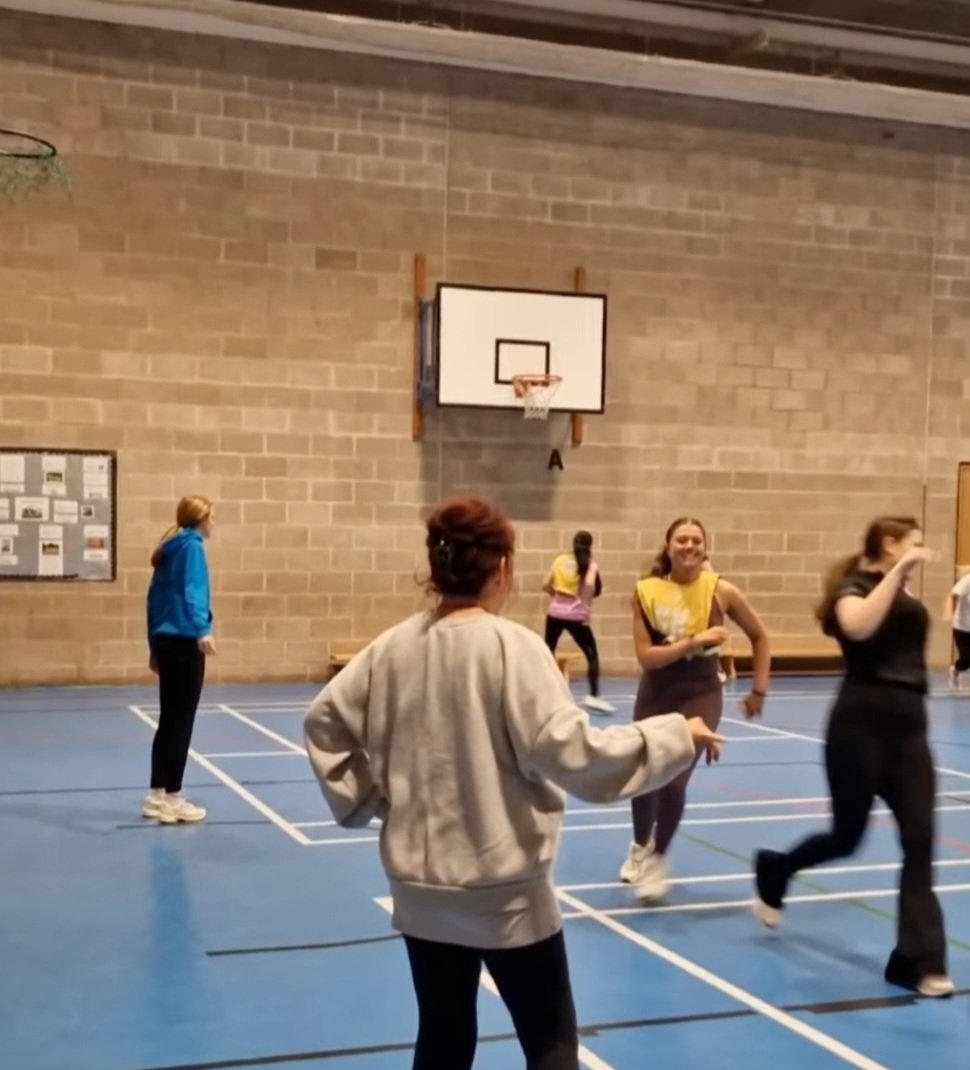 𝙩𝙤𝙢𝙤𝙧𝙧𝙤𝙬!

The Roll!

🫓 Focus on performing a roll to deceive your defender!
🏃‍♀️🔄 Jog &amp; pivot &amp; circle run warmup.
🫓↗️↙️ Drills: progressive to practice a roll without &amp; with pressure &amp; then a ball. Mini court game to practice it in.
🏐 Then netball! #Roll #Netball