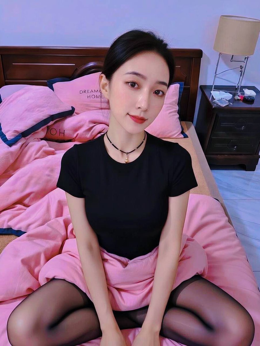 Liziyc12's tweet photo. 朋友都说我自从当了老师，面相也变了，一股严厉的感觉，其实私底下谁还不是个普通女人呢…

在床上撅起屁股，是不是看着脸和小穴，有着浓浓的反差感。这也是我最喜欢的姿势…

妇女节自拍一下，大家记得祝福我哦，其实我也想约一次啦，私信可以找老师报名～ https://t.co/HxKTcKIVob