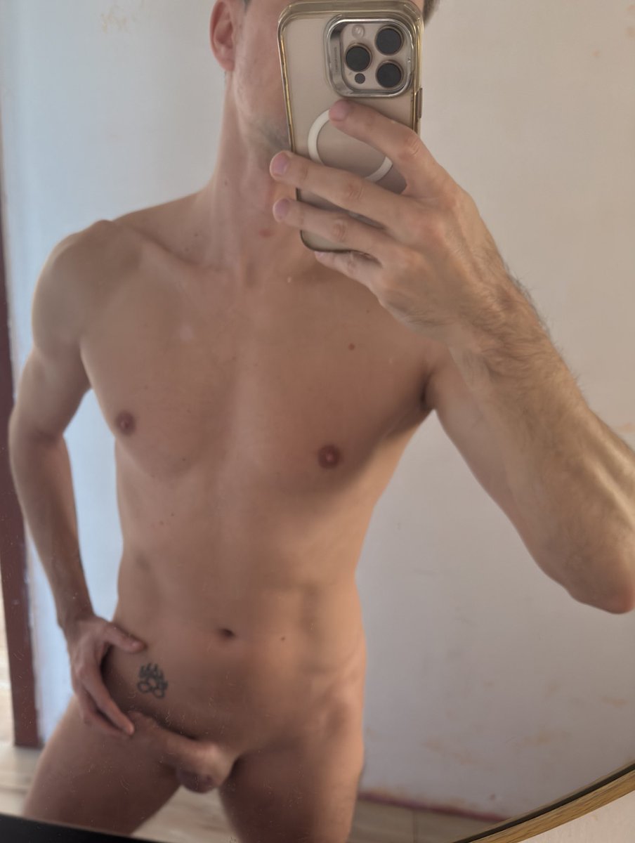 Like2B_naked tweet media