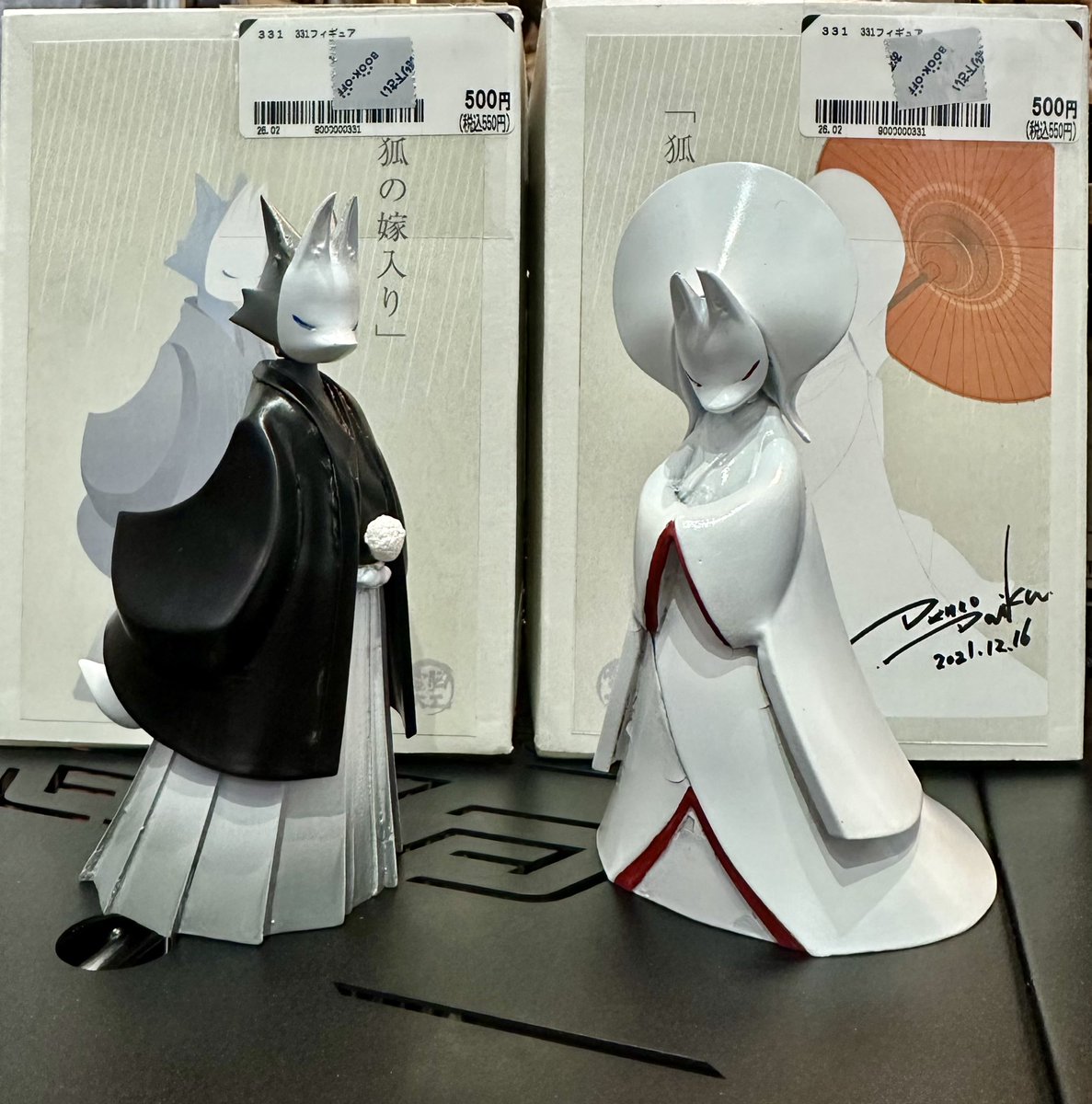 karisan47's tweet photo. ブックオフ行ったら、電脳大工さんの狐の嫁入りが売ってた！しかもペアで！！
経年劣化で塗装がボロくなってるけど、この値段は即買いです！
和風なディスプレイで飾りたい。 https://t.co/p8bQToNDNp