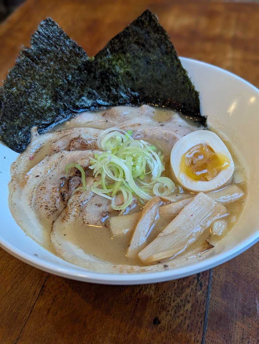 kapi2019SFC's tweet image. 日本のミシュラン店で修行したフランス人女性🇫🇷が作るラーメン🍜🦔🐣
日仏ご夫婦が頑張られていました🤗
ボンソワールtvで紹介されていたのを見たスタッフちんからの依頼で😂
鶏と豚を使った濃厚な豚骨スープとっても美味しかったです(語彙力低)
#パリ🇫🇷
#2026年2月欧州ぐるぐる旅🌀振り返り