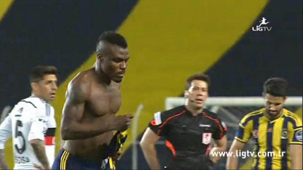 <a href="/firataydinus/">Fırat Aydınus</a> Yahu sen şurada sarısı olan Emenike'yi formasını çıkarıp sahayı terk ettiği pozisyonda ikinci sarı kartı çıkaramayıp onu atamamış adamsın. Ne anlatıyorsun sen ya?