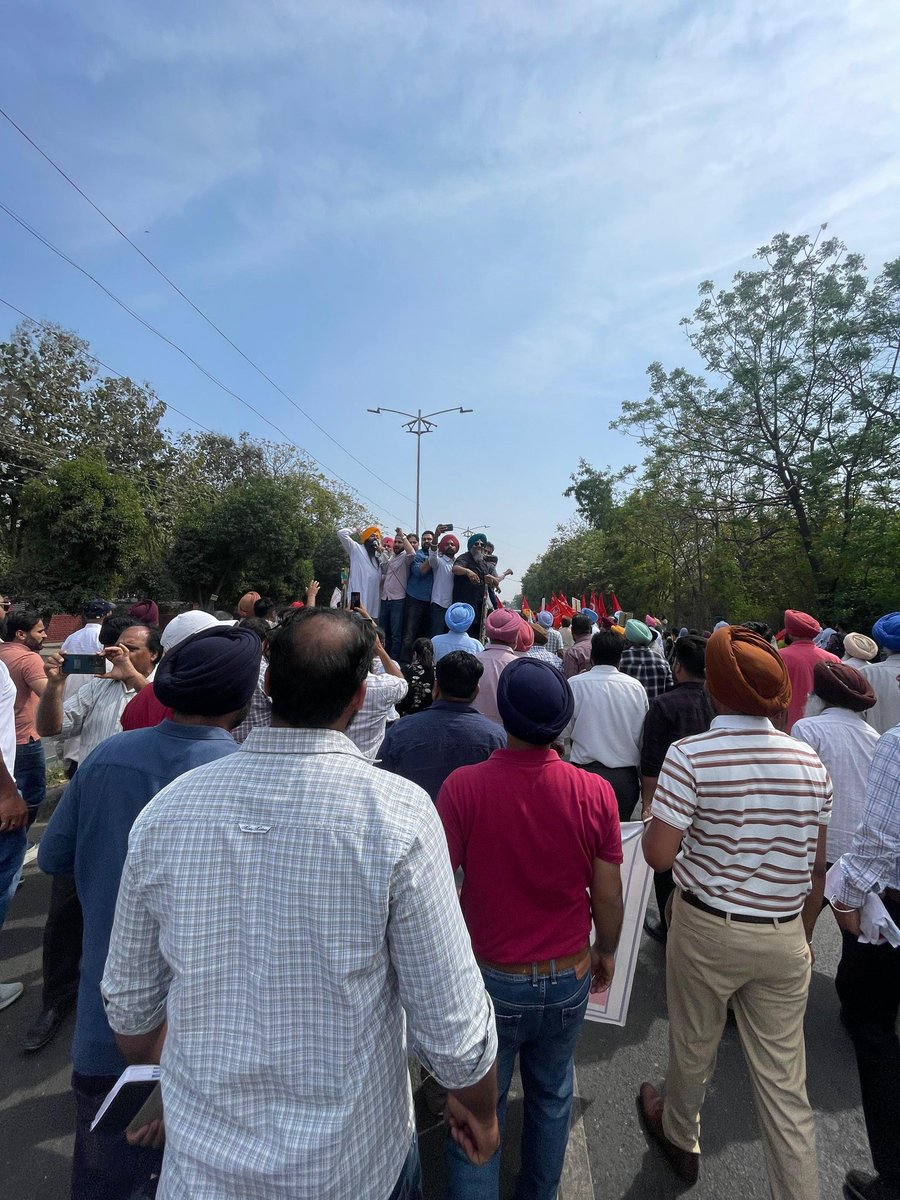 Mandeep20220473's tweet photo. #OPS #NoNPS_NoUPS_OnlyOPS #VoteForOPS #OPSisOurRight #DA #Punjab #CPFEU_PUNJAB #NMOPS #CPFEU_PUNJAB #PPBSC @Sukhjitsinghpb @SinghTalwa86493 @vijaykbandhu @VSDhariwal @JagbaniOnline @RajaBrar_INC @officeofssbadal @SukhpalKhaira @INCIndia @Akali_Dal_ @bsmajithia @bbcnewspunjabi @Gurpreet0531 @IYCPunjab @punjabkesari @ravish_journo @ppbajpai @PargatSOfficial @priyankagandhi @jsshunty पंजाब में हमने बड़े जोरों शोरों से यह सरकार बनाई थी पर यह नहीं पता देखने की यह दिन भी हमें देखने पड़ेंगे कि यह जालिम सरकार अपने ही कर्मचारियों पर अपने किसानों पर अपने मजदूरों पर जुलम करने लगेगी हमारा 16 परसेंट DA बकाया है #ओल्डपेंशन का झूठा नोटिफिकेशन जारी करके अभी तक ओल्ड पेंशन लागू नहीं की है ओल्ड पेंशन के नाम पर करोड़ों अरबो रुपए के एडवरटाइजमेंट पर पैसा खर्च कर दिया है कि हमने ओल्ड पेंशन बहाल कर दी महा निकम्मी झूठी सरकार पंजाब सरकार मुर्दाबाद
