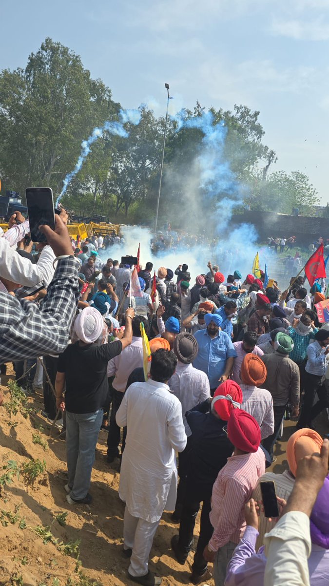 Mandeep20220473's tweet photo. #OPS #NoNPS_NoUPS_OnlyOPS #VoteForOPS #OPSisOurRight #DA #Punjab #CPFEU_PUNJAB #NMOPS #CPFEU_PUNJAB #PPBSC @Sukhjitsinghpb @SinghTalwa86493 @vijaykbandhu @VSDhariwal @JagbaniOnline @RajaBrar_INC @officeofssbadal @SukhpalKhaira @INCIndia @Akali_Dal_ @bsmajithia @bbcnewspunjabi @Gurpreet0531 @IYCPunjab @punjabkesari @ravish_journo @ppbajpai @PargatSOfficial @priyankagandhi @jsshunty पंजाब में हमने बड़े जोरों शोरों से यह सरकार बनाई थी पर यह नहीं पता देखने की यह दिन भी हमें देखने पड़ेंगे कि यह जालिम सरकार अपने ही कर्मचारियों पर अपने किसानों पर अपने मजदूरों पर जुलम करने लगेगी हमारा 16 परसेंट DA बकाया है #ओल्डपेंशन का झूठा नोटिफिकेशन जारी करके अभी तक ओल्ड पेंशन लागू नहीं की है ओल्ड पेंशन के नाम पर करोड़ों अरबो रुपए के एडवरटाइजमेंट पर पैसा खर्च कर दिया है कि हमने ओल्ड पेंशन बहाल कर दी महा निकम्मी झूठी सरकार पंजाब सरकार मुर्दाबाद