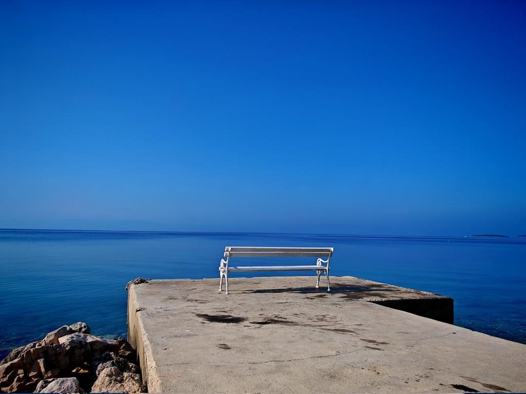 Noć je prekrasna,
na nebu zvijezde sijaju.....