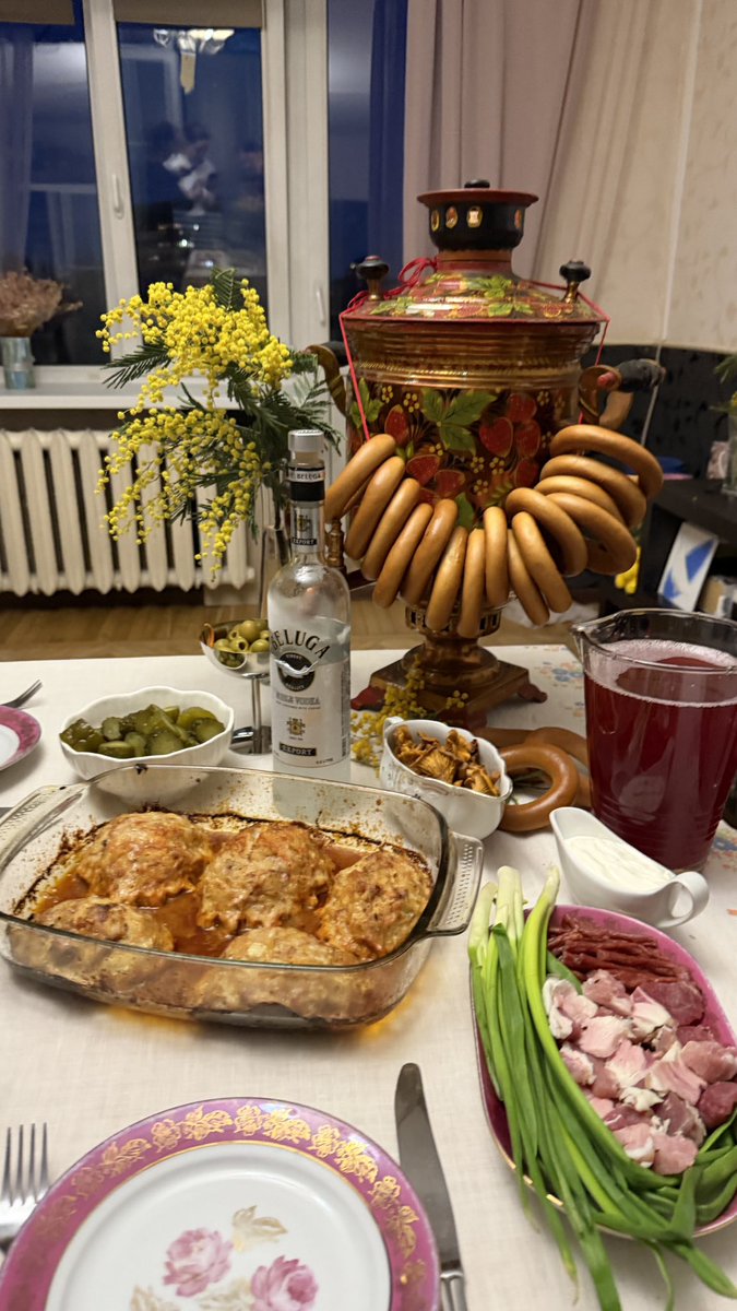 Drbl_trbl's tweet photo. Что-то в этом году я стала залипать на сервировки. Вот такой вечер устроила для подруг в честь 8 марта https://t.co/MP89kzYYOQ