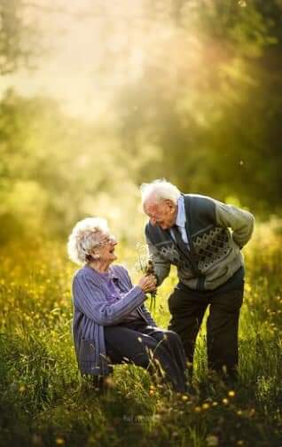 Bir gün değil her gün eğilmeli kadının önünde..
Sen kadın de
Ben nefes diyeyim
Sen kadın de
Ben hayat diyeyim
Sen kadın de
Ben emek diyeyim
Sen kadın de
Ben cesaret diyeyim
Sen kadın de
Ben zerafet diyeyim
Sen kadın de
Ben yaşam, umut, gelecek diyeyim
Sen kadın de
Ben eğileyim"