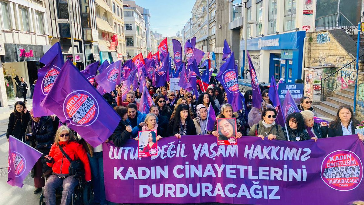 🟣 Lütuf Değil Yaşam Hakkımız
Kadın Cinayetlerini Durduracağız

#8MartDünyaKadınlarGünü için Kadıköy Boğa Heykeli önünde toplandık.