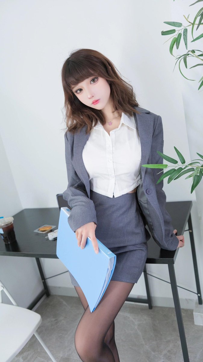 老板的黑丝骚秘书

#cos #反差 #美女