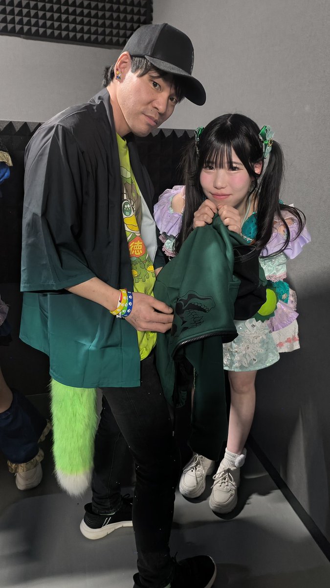 yu286327's tweet photo. 昨日のRADNINEのRAD EASY LiVEでミラファンのめいちゃん💚とチェキ&amp;写メ😄💚めいちゃん昨日お疲れ様🙇今ではもうすっかり緑に染まりきってていつも楽しくて最高の日々をありがとう☆＾∇゜) ニパッ!!💚
#RADEASYLiVE
#RADNINE
#ミラファン💚💙🤍💛❤️
#徳川めい💚 https://t.co/szwKvDRu2m