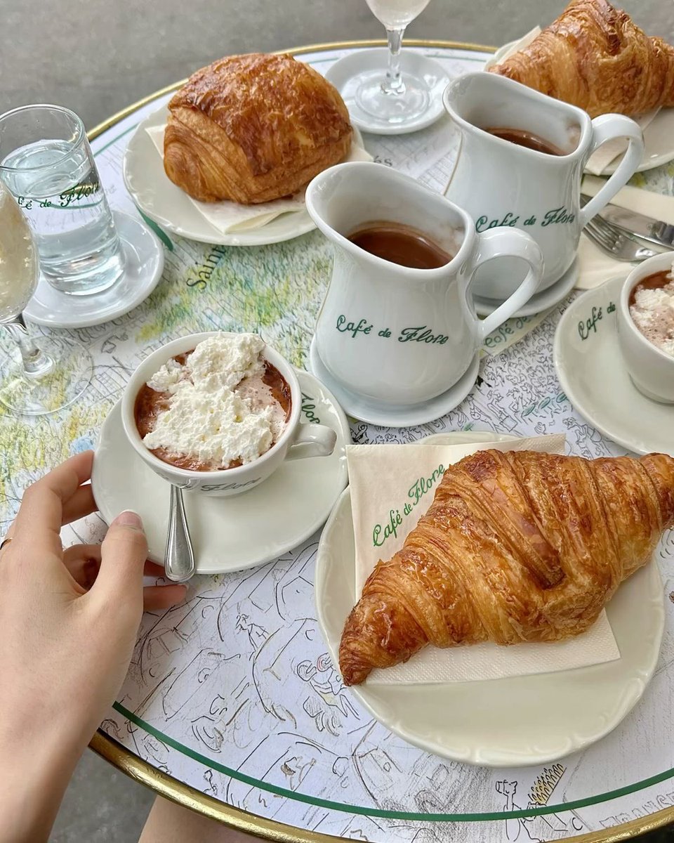travelgirl_love's tweet photo. 🇫🇷 📍Café de Flore（フランス・パリ）

お店の外観が可愛すぎるし、
ホットチョコレートが絶品。🤎
パリのカフェならこっちもおすすめ✨💐 https://t.co/LPfudXsFbt