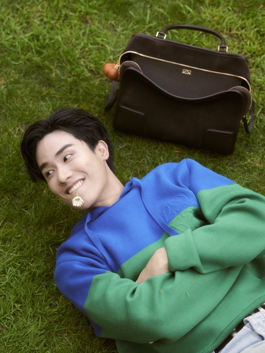 fiercebook_bkk's tweet photo. ส่องลุควันสบายๆของ #เตตะวัน ในลุคเสื้อฮู้ดดี้คัลเลอร์บล็อกสีน้ำเงิน-เขียว คู่กับกางเกงยีนส์ขาสั้นลายอนาแกรม พร้อมคอมพลีตลุด้วยกระเป๋าใบโปรด Amazona 180 หลังร่วมชมโชว์ #LOEWEFW26 

#Fiercebook #Fiercelive #FiercelivebyJijie #LOEWE #Tawan_V #TayTawan https://t.co/nfrevCNTrj