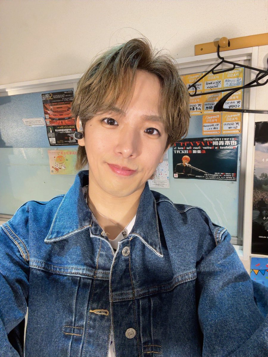 akihiro_yokogi's tweet photo. ⁡
大阪LIVE2026 終了  LIVEは良い。
⁡
あの場所は原点であり、発展であり、これからの場所
⁡
内のファンの顔が見れて、一緒に楽しめる場所
⁡
ライブ会場に入った瞬間、ステージにバンドセットが置かれてる光景
⁡
バンドメンバーが入場してきて、スピーカーから聴こえる一音目の音
⁡
僕目線で言うと、
袖からステージに出た時の光景
⁡
皆の笑顔が見えるんよ
カメラ越しにも沢山の熱量感じるんよ
⁡
そこからは、俺らの時間。
⁡
ホンマに良い時間だった🎶
⁡
ライブでも話したけど、〝LIVE〟って場所、大事にしていこうね
⁡
他と比べる必要なんてない

俺らの場所は俺らで育てていこう

2026.03.10
横木章弘
⁡
#やっぱ好きやなぁ
#LIVEは最高
#繋がりを強く感じる
#今日はまともなタグ付け
#珍しい
#神戸余計に気合いはいったがな

《バンドサポート》
橋野友一（バンドマスター・ Gt）
荒川泰治（Dr）
misakey（Key）
ナカムラ ユウタ（Ba）

《スタイリング&ヴィジュアルトータルコーディネート/ブロマイド制作協力》
安里ミーナ@asato_mina 

《ヘアメイク》
bataco（TORA by grico）

《ヘアセット》
内田拓実（OCEANTOKYO WEST）

《会場スタッフ》
Tatsuya （SAIMON）
Fujiwara
⁡
《LIVE会場》
中津StepHALL