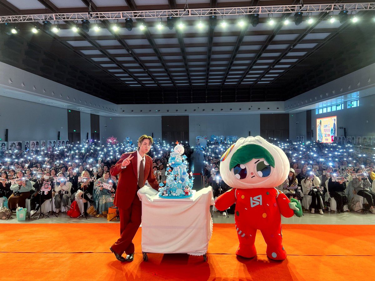 GMMTV's tweet photo. 今天是我人生中非常特别的一天之一，很高兴大家来祝我生日快乐 🎁 感谢你们过来，感谢你们对我的爱，今天的每一份美好的回忆，我会一直记在心里。

วันนี้เป็นวันที่พิเศษที่สุดในชีวิตผมอีกวันหนึ่ง ดีใจที่ทุกคนมา Happy Birthday ผมนะครับ 🎁 ขอบคุณที่มาหามามอบความรักให้ผมนะครับ ทุกเหตุการณ์จะอยู่ในความทรงจำผมตลอดไป

#PremFSinHangzhou 
#GMMTV 
@Prem_space @paody_GMMTV