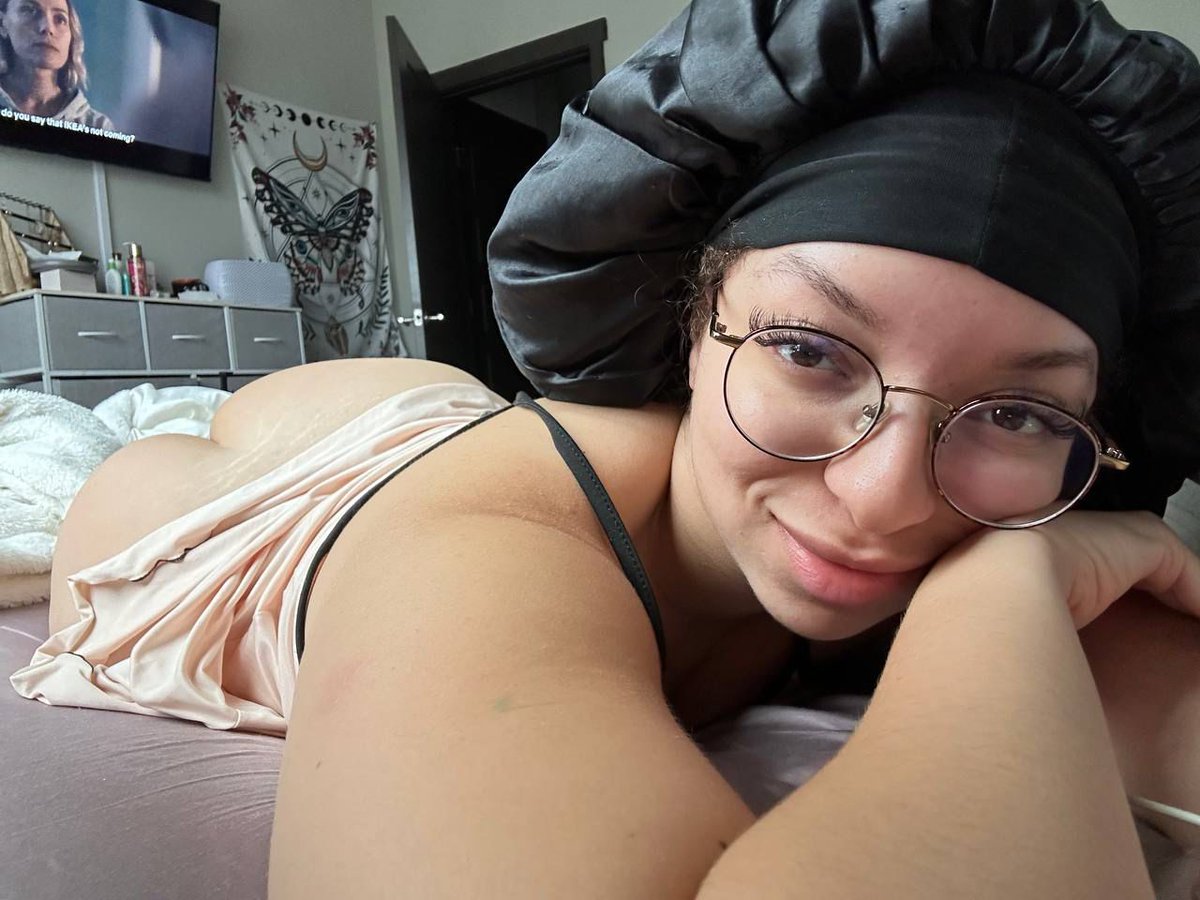 kendra8909's tweet photo. Bored how do I look https://t.co/QRv4h9ON3T