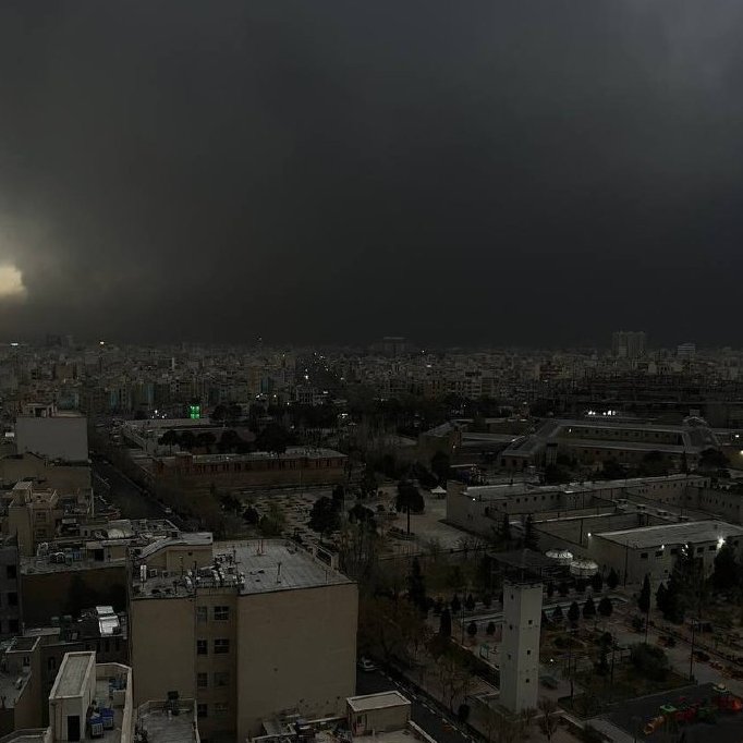 ⚠️ ALERTA A TEHERAN | Cel negre i pluja tòxica sobre la capital després dels atacs dels EUA a instal·lacions petrolieres. La Mitja Lluna Roja adverteix de risc de cremades químiques i danys pulmonars. La ciutat de Teheran té una població similar a la de tota Catalunya.