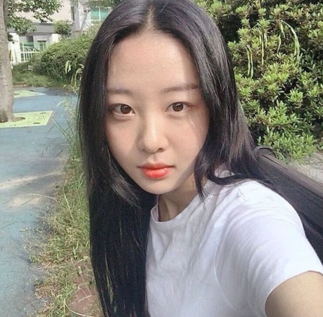 yvesupport's tweet photo. Yves via b+POP shares she never expected to have many female fans and expresses her love for all fans

“I didn’t know that I’d be popular with girls before I debuted”
“There was a company called CT where I was a trainee, and back then the manager told me, ‘If you debut, you’ll probably have female fans’”
“I just brushed it off”
“But it actually turned out that way”
👤 “It seems like you would’ve been popular with girls in school”
ㄴ “The older girls did like me”
👤 “Ah that’s funny, experts really are different”
ㄴ “I mean, I was 17 though…”
👤 “Sooyoung, you don’t need female fans, right? ㅠㅠ”
ㄴ “What are you talking about ;;;;;”
“Whenever I talk about this, I’m always scared it might go in this direction”
👤 “There are also lots of younger guy fans who like you!”
ㄴ “Cute little guys 🫳🏻🫳🏻🫳🏻🫳🏻🫳🏻🫳🏻🫳🏻”
“I want to hug my female fans”
“And I want to aggressively ruffle/pat my younger male fans’ heads”
👤 “‘I didn’t know I’d have female fans’ is the funniest thing I heard today”
ㄴ “But it’s true ㅋㅋㅋㅋㅋㅋ 🥺”
“Anyway, I love all my fans ㅠㅠ”
“Please don’t misunderstand ㅠㅠ”