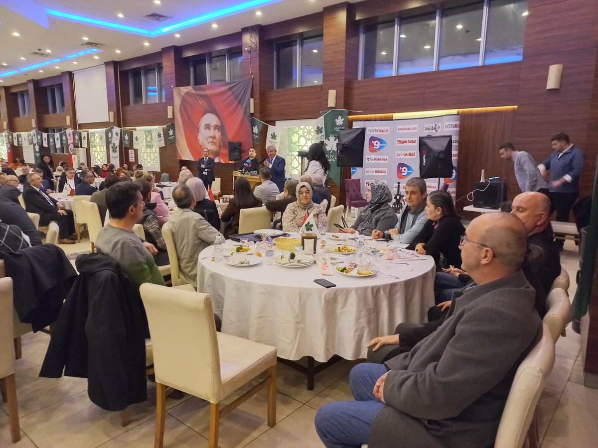PlatformKHK's tweet photo. Gelecek Partisi İzmir İl başkanlığının düzenlediği iftar programına davet edilen @izmirr_khk ve @Manisa_KHK davette yer aldılar.

Programa katılan sayın @Ahmet_Davutoglu KHK hukuksuzluğunu bir kez gündeme getirdi. "Çözüm adaletin yeniden tesis edilmesinde" dedi.
 
@GelecekPartiTR https://t.co/tYYAzvOjRK