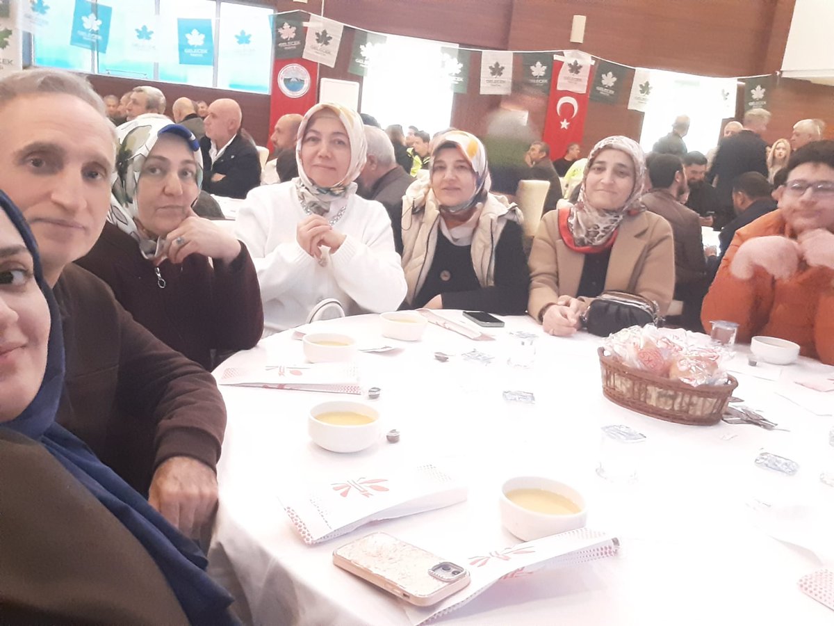 PlatformKHK's tweet photo. Gelecek Partisi İzmir İl başkanlığının düzenlediği iftar programına davet edilen @izmirr_khk ve @Manisa_KHK davette yer aldılar.

Programa katılan sayın @Ahmet_Davutoglu KHK hukuksuzluğunu bir kez gündeme getirdi. "Çözüm adaletin yeniden tesis edilmesinde" dedi.
 
@GelecekPartiTR https://t.co/tYYAzvOjRK