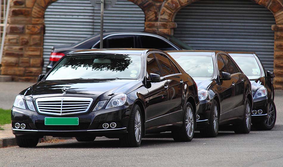 پنجاب میں تقریباً 30 ہزار سرکاری گاڑیاں سالانہ 20 ارب روپے مالیت کا پٹرول استعمال کرتی ہیں۔ اسی طرح سندھ میں 20 ہزار گاڑیاں سالانہ 13 ارب روپے‘ بلوچستان میں آٹھ ہزار گاڑیاں چار ارب روپے جبکہ وفاقی حکومت کے زیراستعمال 12 سے 15 ہزار گاڑیاں سالانہ تقریباً نو ارب روپے کا پٹرول خرچ