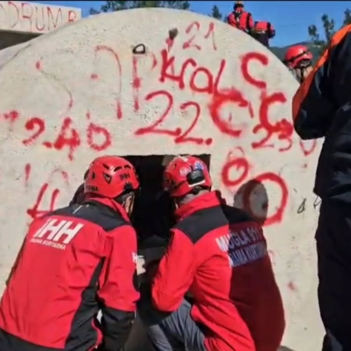 MUGLA911's tweet photo. 1 - 7 Mart deprem haftası etkinliğinde Muğla Menteşe Akçaova mahallesinde bir evin yıkıldığı enkaz içerisinde 3 vatandaşın bulunduğu bilgisi üzerine AFAD MUĞLA koordinasyonunda Akredite paydaş ekipler ile yapılan arama ve kurtarma faaliyetinde enkaz altında bulunan yaralılar https://t.co/mR6P9t4ozj