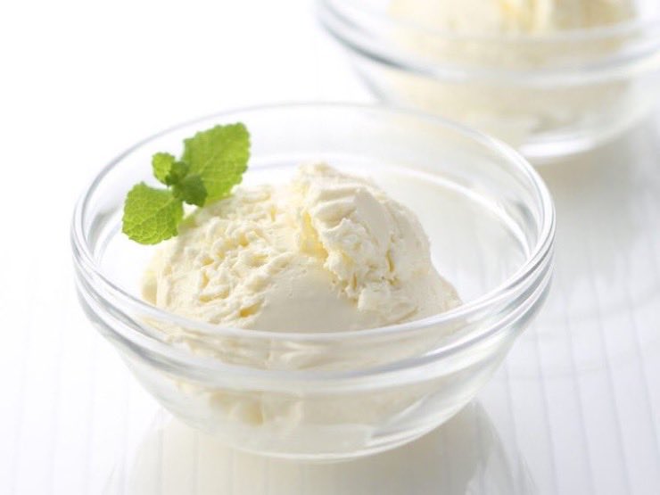 このアイス良いんです。加齢や病気で飲み込みが不自由な方にはリスクの高い食物です。誤って肺に入ると肺炎で命に関わる事もあります。これは舌で簡単に潰せ、常温でも液状になりにくいヤヨイサンフーズのアイス風デザート。美味し、冷たく甘いものは幸せにしてくれます。必要な方に届いて欲しいです